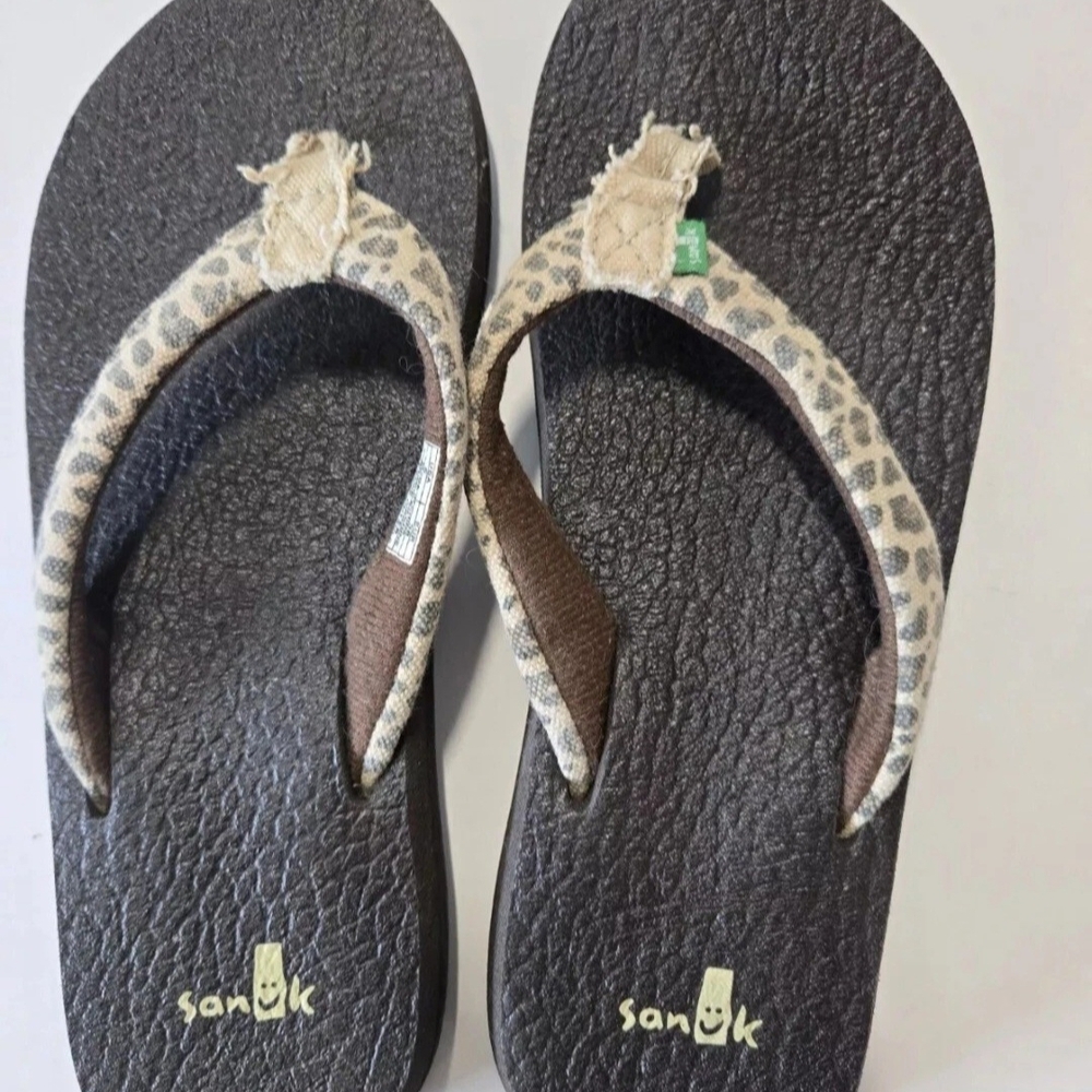 Sanuk Womens Size 5 Yoga Mat Flip Flops Sandal Leopard Print Strap